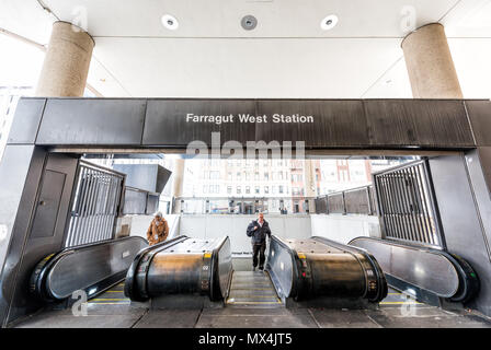 Washington DC, USA - 9. März 2018: Farragut West Bahnhof U-Bahn Straße Zeichen, Leute auf Fahrtreppen von der U-Bahn Stockfoto