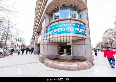 Washington DC, USA - 9. März 2018: World Bank Group Vistor Center mit jetzt offen zu öffentlichen Zeichen im Winter, Fenster, Eingang zum Gebäude, Menschen pedest Stockfoto