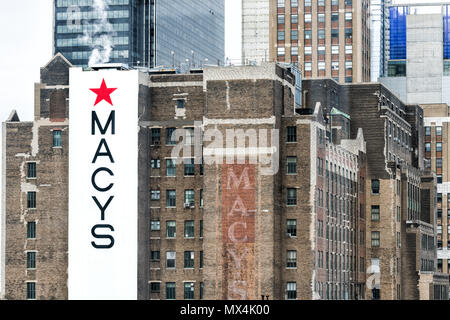 New York City, USA - 7. April 2018: Luftaufnahme des urbanen Stadtlandschaft, Skyline, Dachterrasse Gebäude Wolkenkratzer in New York Herald Square in Midtown mit Macy's Sto Stockfoto