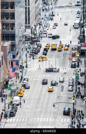 New York City, USA - 7. April 2018: Luftaufnahme unten schaut der städtischen Straße von der Dachterrasse Gebäude in New York Herald Square in Midtown mit 6. Avenue Road, Stockfoto