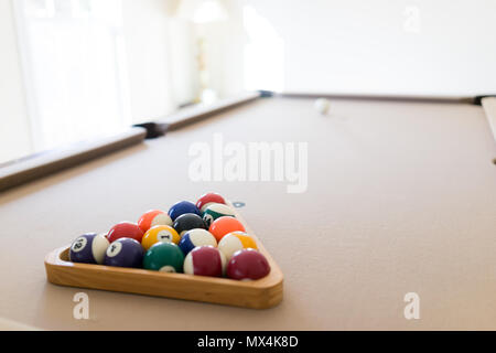 Innenbereich Haus mit Pool Billard Tisch im Wohnzimmer, mann Inverkehrbringen Dreieck Rack, Einrichten Spiel Stockfoto