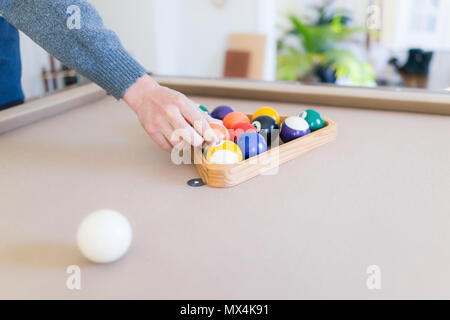 Innen im Haus Haus mit Pool Billard Tisch im Wohnzimmer, Nahaufnahme von Dreieck Rack mit 15 Kugeln, die Einrichtung von acht ball spiel Stockfoto