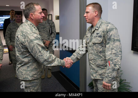 Luftwaffe Stabschef General David L. Goldfein erkennt 1. Lt Jakob Myers, 45th Operations, für seine Leistungen nach einer Tour der Morrell Operations Center, 30. April 2017, der Cape Canaveral Air Force Station, Fla. Die Tour eine kurze von Mitgliedern der 1. Gruppe Operations Squadron, sowie ein Besuch in der 45. Wetter Squadron und die Mission Control Room, wo er empfangen und enger und persönlicher Blick auf den Platz und starten Sie die Mission in der 45Th Space Wing enthalten. Stockfoto