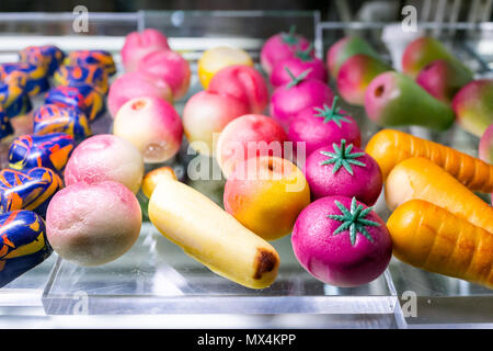 Makro Nahaufnahme des Kreativen bunten Formen aus geformten Süßigkeiten Gemüse, Tomaten, Karotten in Süßwaren Bäckerei store Shop Stockfoto