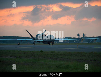 Ein RQ-4 Global Hawk, die 69Th Aufklärung Gruppe, Abteilung 1, Andersen Air Force Base, Guam zugeordnet, landet bei Misawa Air Base, Japan, Juni 1, 2018, für eine temporäre Intra-theater Routine Bereitstellung. Die Bewegung unterhält für Global Hawks während Monaten von schlechtem Wetter bei Andersen, wie Taifunen und andere Szenarien, die das Potenzial haben, die Bereitschaft zu behindern ausgehalten. (U.S. Air Force Foto: Staff Sgt. Deana Heitzman) Stockfoto