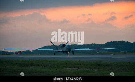 Ein RQ-4 Global Hawk, die 69Th Aufklärung Gruppe, Abteilung 1, Andersen Air Force Base, Guam zugeordnet, landet bei Misawa Air Base, Japan, Juni 1, 2018, für eine temporäre Intra-theater Routine Bereitstellung. Die Bewegung unterhält für Global Hawks während Monaten von schlechtem Wetter bei Andersen, wie Taifunen und andere Szenarien, die das Potenzial haben, die Bereitschaft zu behindern ausgehalten. (U.S. Air Force Foto: Staff Sgt. Deana Heitzman) Stockfoto