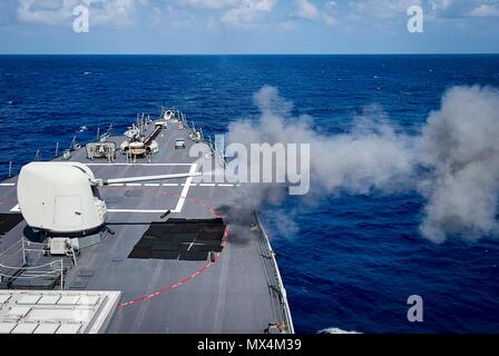 180530-N-GR 120-0149 philippinischen Meer (30. Mai 2018) der Arleigh-Burke-Klasse geführte Anti-raketen-Zerstörer USS Benfold (DDG65) feuert seine Spuren 45 5-Zoll Pistole während einer vorgesteuerten Ziel Kalibrierung Brand. Benfold ist Vorwärts - in die USA 7 Flotte Bereich für Maßnahmen zur Erhöhung der Sicherheit und Stabilität in der indopazifischen Region bereitgestellt. (U.S. Marine Foto von Mass Communication Specialist 2. Klasse Anna Van Nuys/Freigegeben) Stockfoto