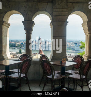 Blick von der Fischerhochburg (eine Terrasse auf der Budaer Seite) über die Donau in Richtung der Ungarischen Parlament, Budapest, Ungarn. Stockfoto