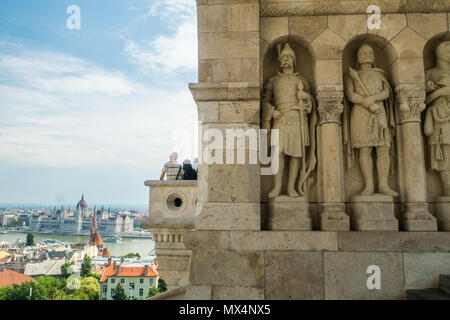 Fischerhochburg, eine Terrasse an der Budaer Seite, über die Donau in Richtung der Ungarischen Parlament, Budapest, Ungarn. Stockfoto