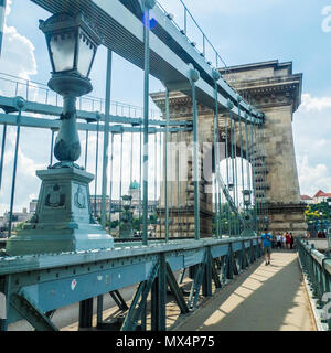 Széchenyi Kettenbrücke (Suspension Bridge) über die Donau, in Richtung Schloss Buda aka Royale Palace aka Royal Castle, Budapest, Ungarn. Stockfoto