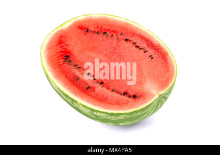 Süße Wassermelonen Hälfte, Vorderansicht, auf weißem Hintergrund. Große reife Frucht der Citrullus lanatus mit grün gestreifte Haut, rot Zellstoff- und schwarzen Samen. Stockfoto