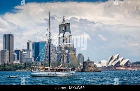 Tall Ship Segeln in Richtung Sydney Opera House in Sydney, NSW, Australien am 7. Dezember 2014 getroffen Stockfoto