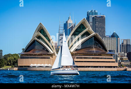 Yacht segeln vor Sydney Opera House in Sydney, NSW, Australien am 25. September 2013 getroffen Stockfoto