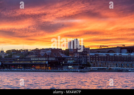 Crimson Sky über die Overseas Passenger Terminal im Hafen von Sydney in Sydney, NSW, Australien am 5. Oktober 2013 getroffen Stockfoto