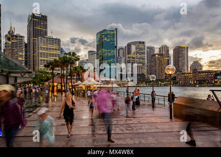 Sydney Harbour und night skyline, Sydney, NSW, Australien am 2. Januar 2018 getroffen Stockfoto