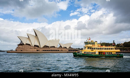 Sydney Opera House und der Fähre vom Hafen Fähre in Sydney, NSW, Australien am 3. Januar 2018 getroffen Stockfoto