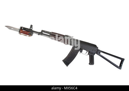 Kalaschnikow Sturmgewehr aks-74 Mit Bajonett auf weißem Hintergrund Stockfoto