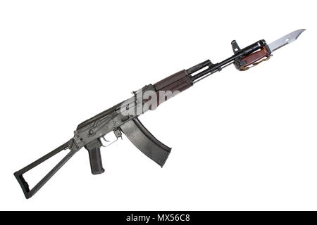 Kalaschnikow Sturmgewehr aks-74 Mit Bajonett auf weißem Hintergrund Stockfoto