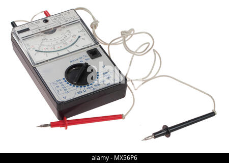 Alte analoge Multimeter auf dem weißen Hintergrund isoliert Stockfoto