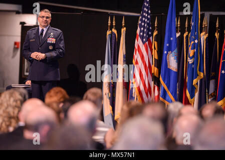 Brig. Gen. William T. Cooley, Air Force Research Laboratory Commander, Adressen der Gast bei einem Befehl Zeremonie im Nationalen Museum der United States Air Force at Wright-Patterson Air Force Base, Ohio, Mai 2, 2017. Cooley ersetzt Generalleutnant Robert D. McMurry Jr., der akzeptiert das Kommando über die Luftwaffe Life Cycle Management Center, Austausch Generalleutnant John F. Thompson. Stockfoto