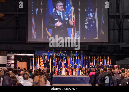 Brig. Gen. William T. Cooley, Air Force Research Laboratory Commander, Adressen der Gast bei einem Befehl Zeremonie im Nationalen Museum der United States Air Force at Wright-Patterson Air Force Base, Ohio, Mai 2, 2017. Cooley ersetzt Generalleutnant Robert D. McMurry Jr., der akzeptiert das Kommando über die Luftwaffe Life Cycle Management Center, Austausch Generalleutnant John F. Thompson. Stockfoto