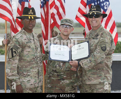 Die 1. Kavallerie-Division Sustainment Brigade veranstaltete eine Masse Zeitsoldat Zeremonie in Bagram Airfield, Afghanistan am 2. Mai 2017.     Die Zeremonie gab der 17 Soldaten die Möglichkeit, die 1. Kavallerie Divisionskommandeur Generalmajor J. T. Thomson reitet werden.    "Reenlisting einige erstaunliche CAV Troopers, das beste, was ich getan habe, ganztägig," sagte Thomson.     Generalmajor Thomson und 1st Cavalry Division Befehl Sgt. Major Maurice Jackson präsentiert SGT Joel Adams mit einer Münze und seine Zeitsoldat-Zertifikat. Stockfoto