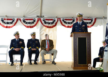 Coast Guard Captain, Thomas C. Remmers, liefert seinen Erläuterungen während der Offshore Patrol Cutter Stand-up-Zeremonie in Panama City, Florida, 3. Mai 2017. Kapitän Remmers ist der OPC-Programm ersten kommandierenden Offizier. U.S. Coast Guard Petty Officer 1st Class markieren Barney. Stockfoto