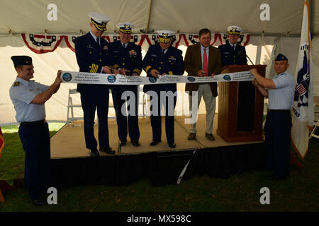 Coast Guard Admiral, Michael J. Haycock, Kapitän Thomas Remmers, Kapitän Scott Keister und Brian D'Adda schnitt die zeremoniellen Ribbon während der Offshore Patrol Cutter Stand-up-Zeremonie in Panama City, Florida, 3. Mai 2017. U.S. Coast Guard Petty Officer 1st Class markieren Barney. Stockfoto