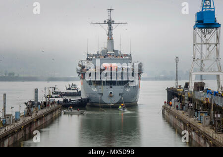 PORTLAND, Erz (2. Mai 2017) - Das u-boot Tender USS Frank Kabel (40) ist in ihrem Trockendock geführt, in Portland, Erz, 2. Mai. Frank Kabel ist in Portland, Erz für eine geplante Trockendock phase Wartung Verfügbarkeit. Stockfoto