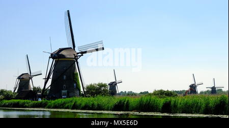 Die wunderbare Windmühlen von Kinderdijk Niederlande. Stockfoto