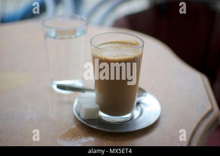 Im marokkanischen Stil Kaffee in einem Cafe in Tanger, Marokko Stockfoto