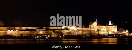 Dieses Bild ist von Oslo Hafen bei Nacht im Dezember, sie gehören der Bereich Aker Brygge, und das Alte Schloss. Oslo Akershus. Stockfoto