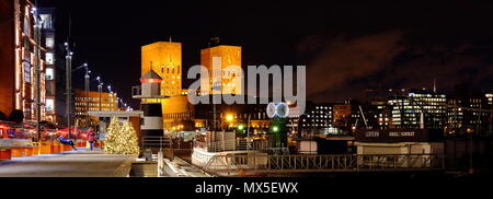 Diese Bilder sind von Oslo Hafen bei Nacht im Dezember, sie gehören der Bereich Aker Brygge und die rådhus. Stockfoto