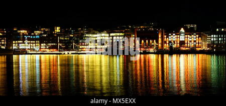 Diese Bilder sind von Oslo Hafen bei Nacht im Dezember, sie gehören der Bereich Aker Brygge. Stockfoto