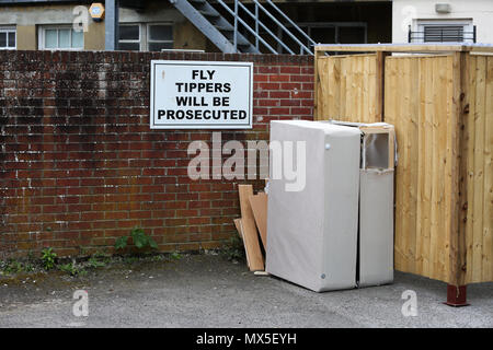 Fliegen Kipper verlassen haben, Müll zu einem 'Fly Kipper wird strafrechtlich Kündigungsfrist in Chichester, West Sussex, UK. Stockfoto