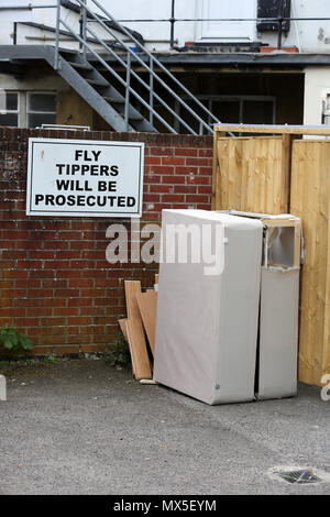 Fliegen Kipper verlassen haben, Müll zu einem 'Fly Kipper wird strafrechtlich Kündigungsfrist in Chichester, West Sussex, UK. Stockfoto