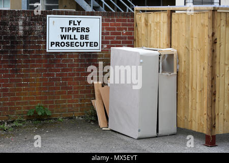 Fliegen Kipper verlassen haben, Müll zu einem 'Fly Kipper wird strafrechtlich Kündigungsfrist in Chichester, West Sussex, UK. Stockfoto