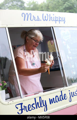 Frau Whippy das Eis lady Bild verkaufen Eis aus Ihrem van in Chichester, West Sussex, UK. Stockfoto