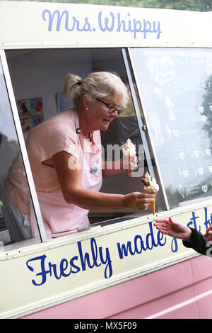 Frau Whippy das Eis lady Bild verkaufen Eis aus Ihrem van in Chichester, West Sussex, UK. Stockfoto