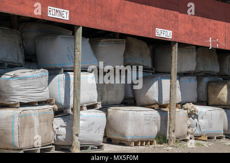 Bundles aus Vlies warten gewaschen und verarbeitet werden. Benutzerdefinierte Woollen Mills, Carstairs, Alberta. Stockfoto