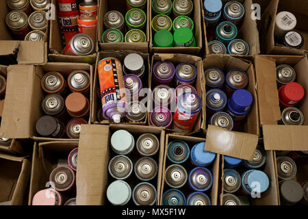 Graffiti sprühdosen dargestellt in Boxen in Chichester, West Sussex, UK. Stockfoto