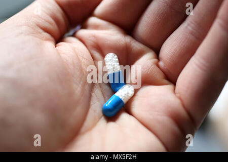 Allgemeine Ansichten von Ibuprofen Tabletten in Chichester, West Sussex, UK. Stockfoto