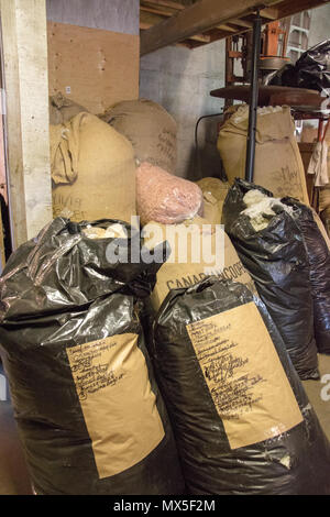 Säcke der gewaschenen Vlies Wartezeiten an benutzerdefinierte Woollen Mills, Carstairs, Alberta verarbeitet werden. Stockfoto