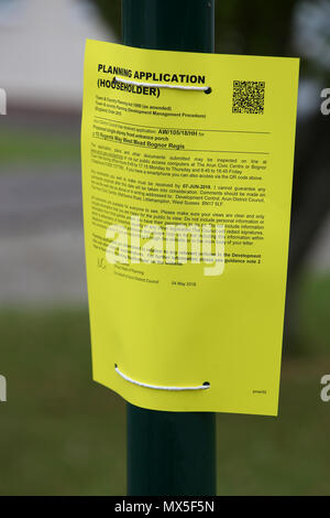 Ein gelbes Wohn- Planung Anwendung Hinweis an einem Laternenpfahl in Chichester, West Sussex, UK. Stockfoto