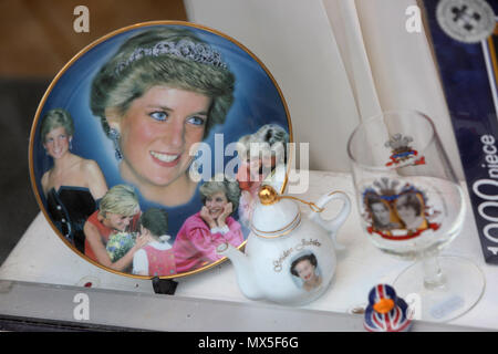 Eine Prinzessin Diana Platte dargestellt für den Verkauf in einer Nächstenliebe Schaufenster in West Sussex, UK. Stockfoto