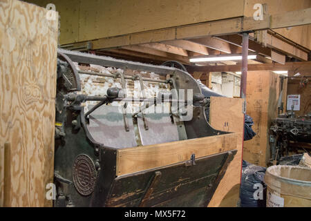 Wolle kardieren; Bürsten von Wolle mit Draht Zähne die Fasern auszurichten. Benutzerdefinierte Woollen Mills, Carstairs, Alberta. Stockfoto