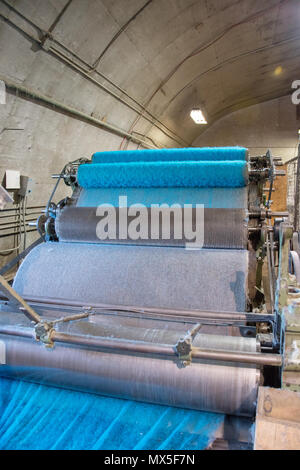 Wolle kardieren; Bürsten von Wolle mit Draht Zähne die Fasern auszurichten. Benutzerdefinierte Woollen Mills, Carstairs, Alberta. Stockfoto