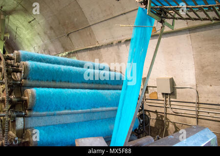 Wolle kardieren; Bürsten von Wolle mit Draht Zähne die Fasern auszurichten. Benutzerdefinierte Woollen Mills, Carstairs, Alberta. Stockfoto