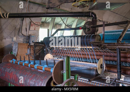 Wolle kardieren; Bürsten von Wolle mit Draht Zähne die Fasern auszurichten. Benutzerdefinierte Woollen Mills, Carstairs, Alberta. Stockfoto