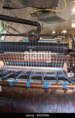 Wolle kardieren; Bürsten von Wolle mit Draht Zähne die Fasern auszurichten. Benutzerdefinierte Woollen Mills, Carstairs, Alberta. Stockfoto